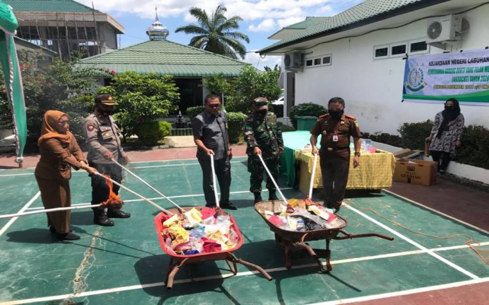 Kejari Labusel Musnahkan Barang Bukti 77 Perkara InkrahTahun 2020